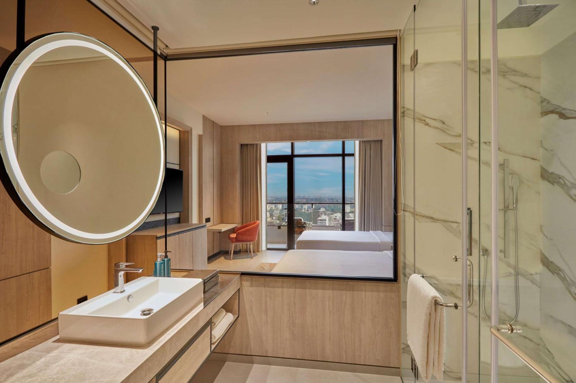 Hilton Gurugram Baani City Centre 구르가온 외부 사진
