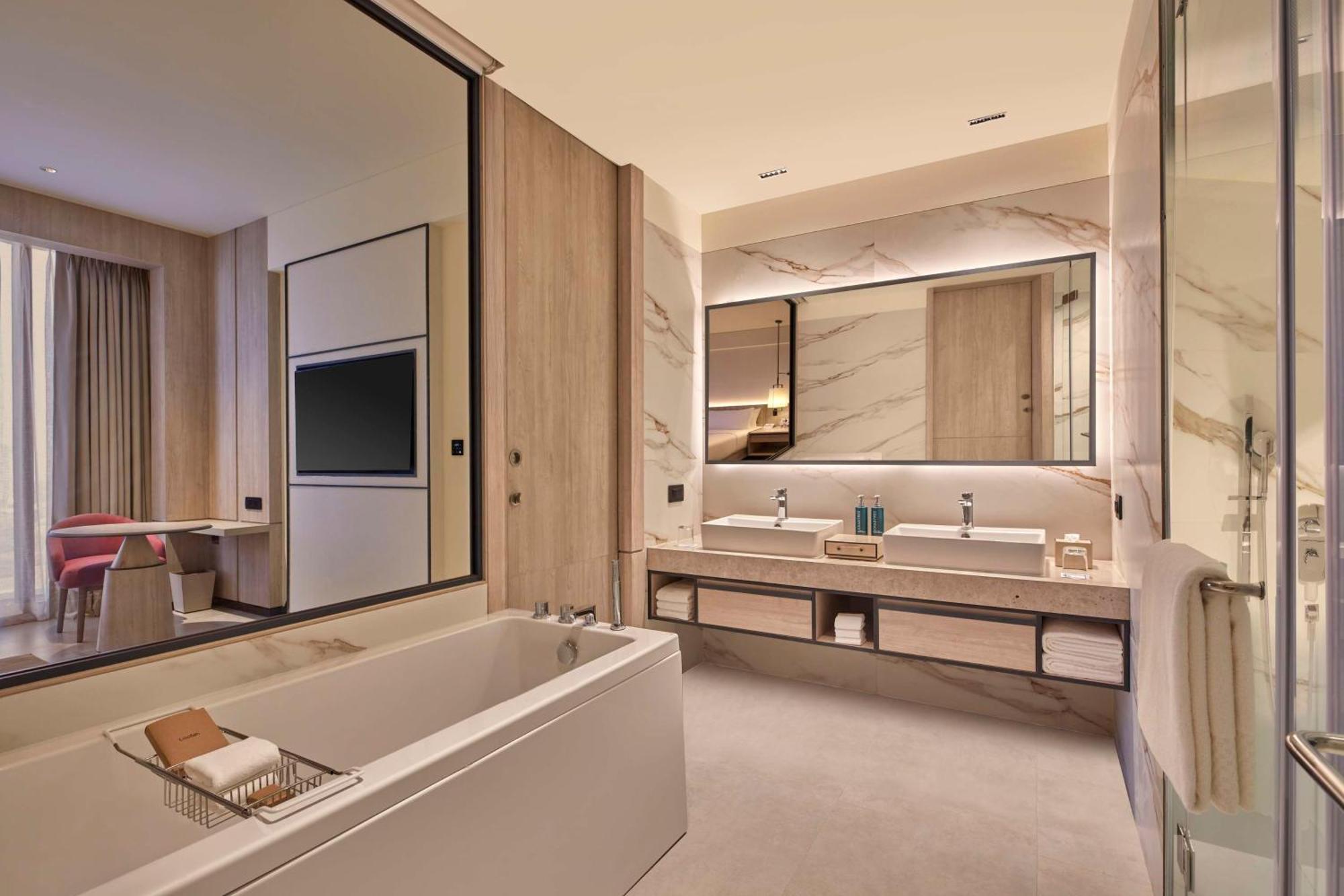 Hilton Gurugram Baani City Centre 구르가온 외부 사진