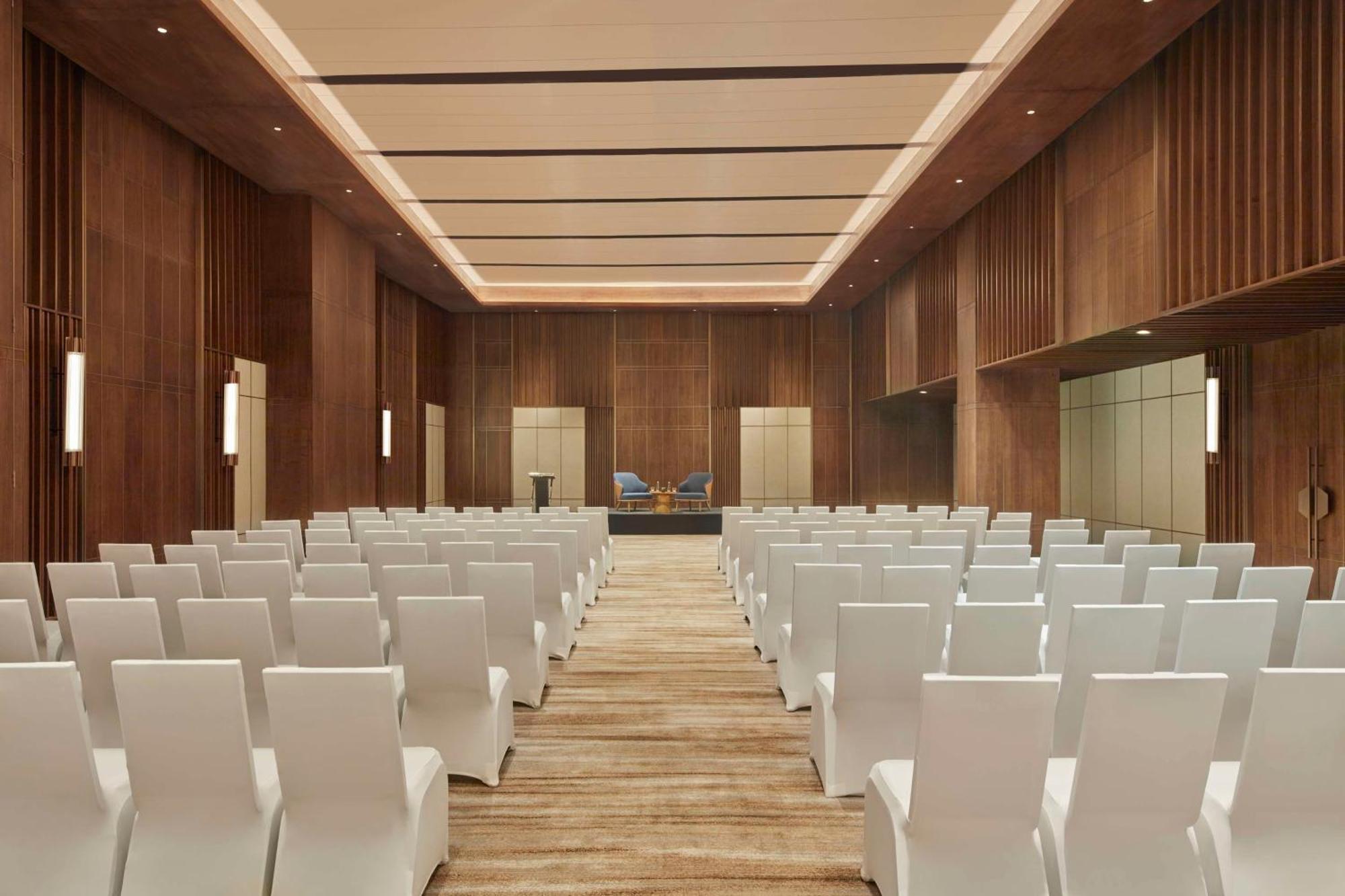 Hilton Gurugram Baani City Centre 구르가온 외부 사진