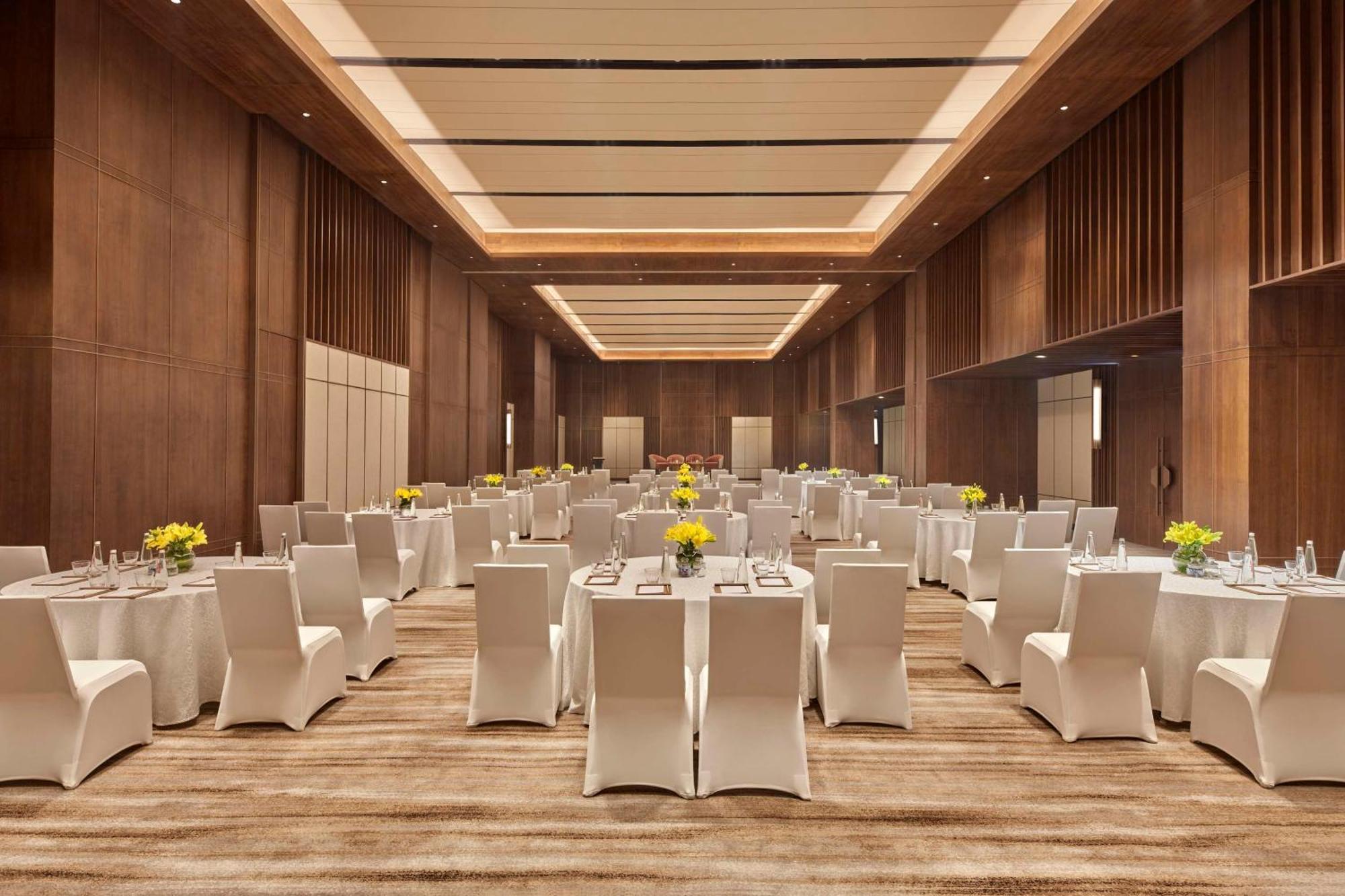 Hilton Gurugram Baani City Centre 구르가온 외부 사진