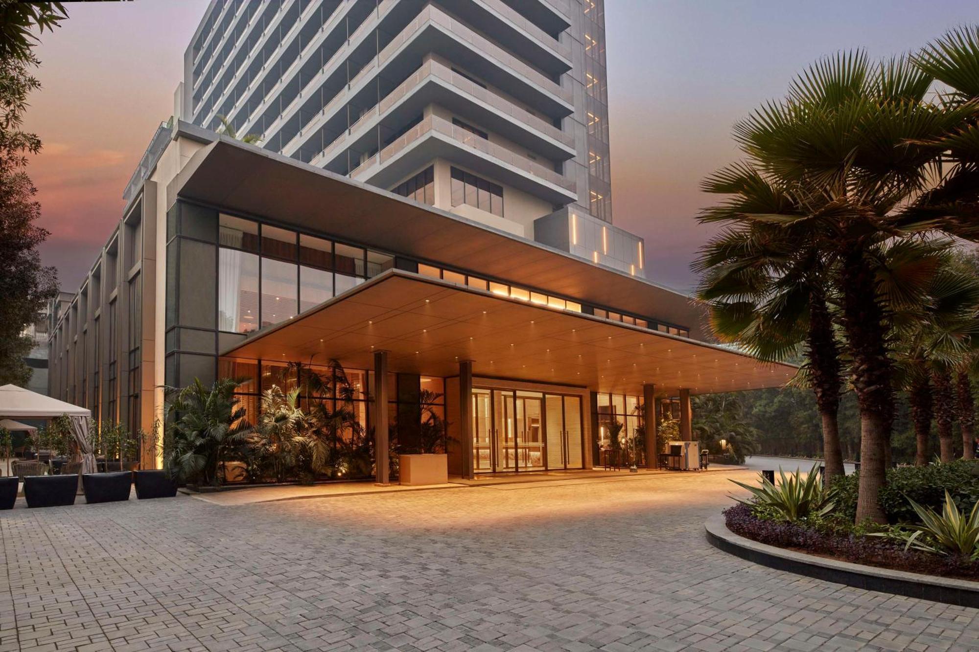 Hilton Gurugram Baani City Centre 구르가온 외부 사진