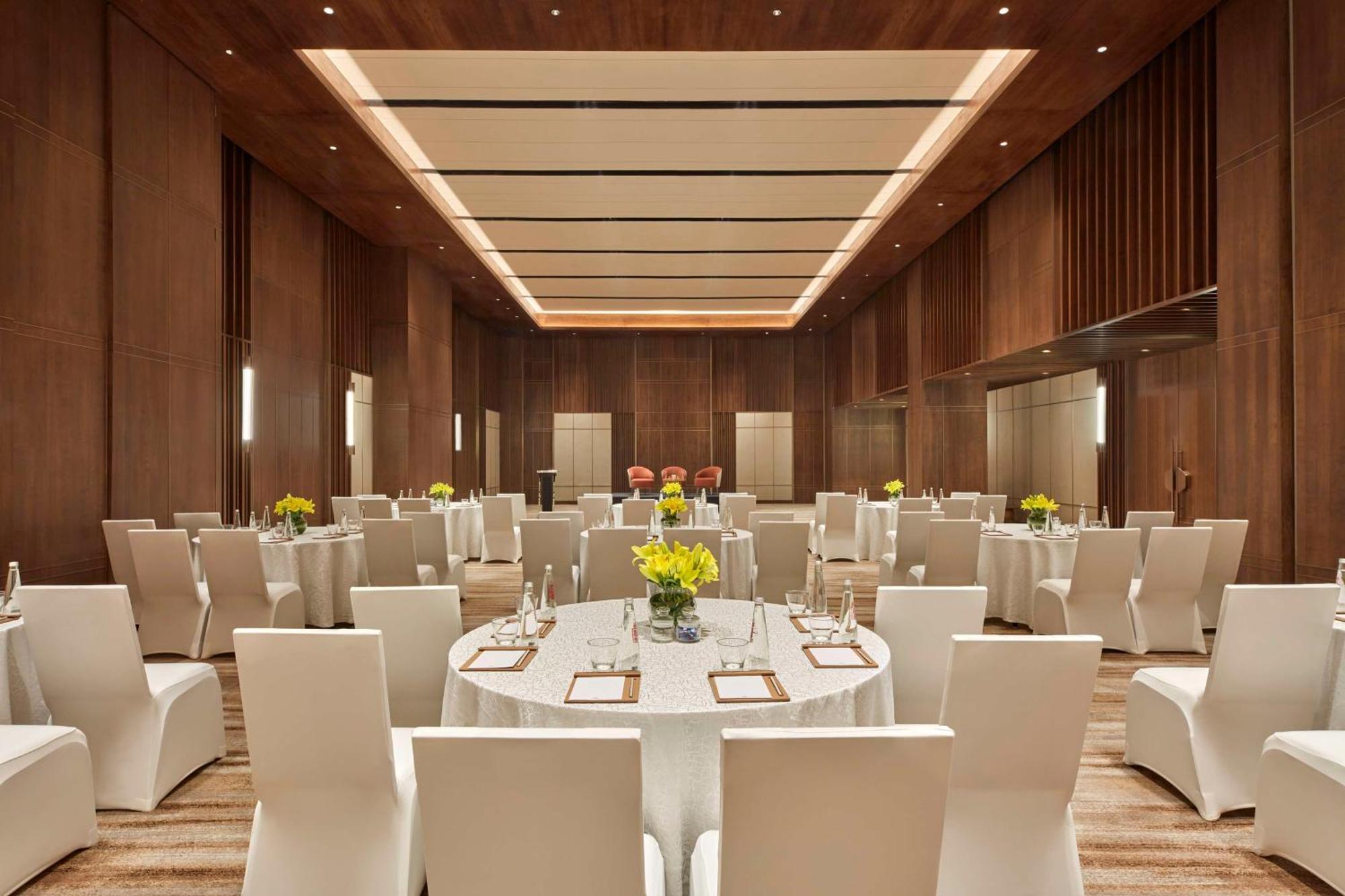 Hilton Gurugram Baani City Centre 구르가온 외부 사진