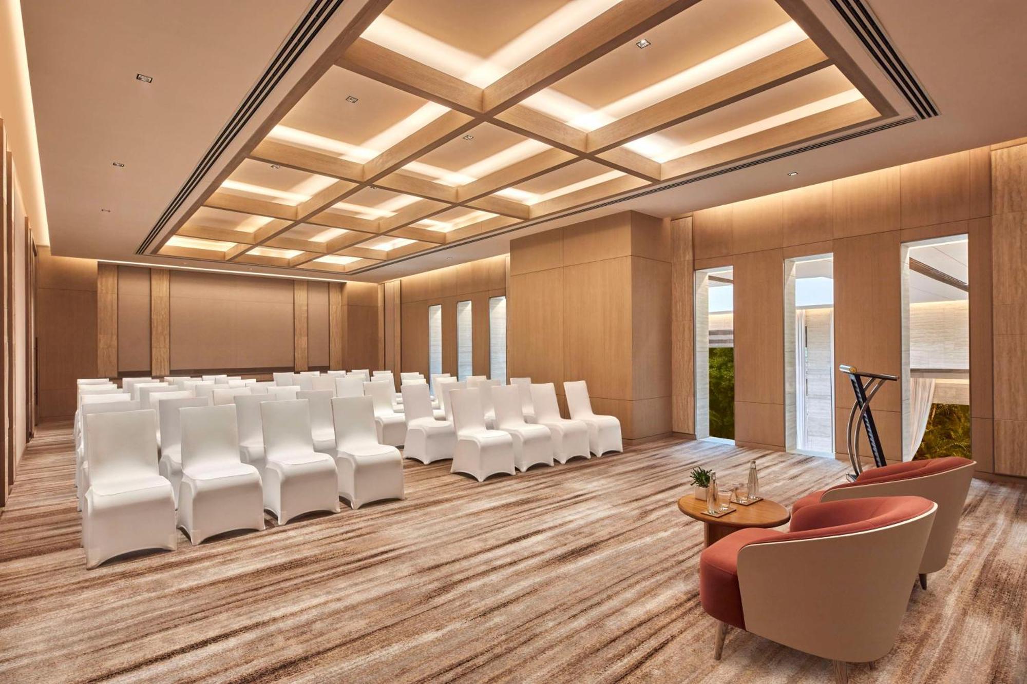 Hilton Gurugram Baani City Centre 구르가온 외부 사진