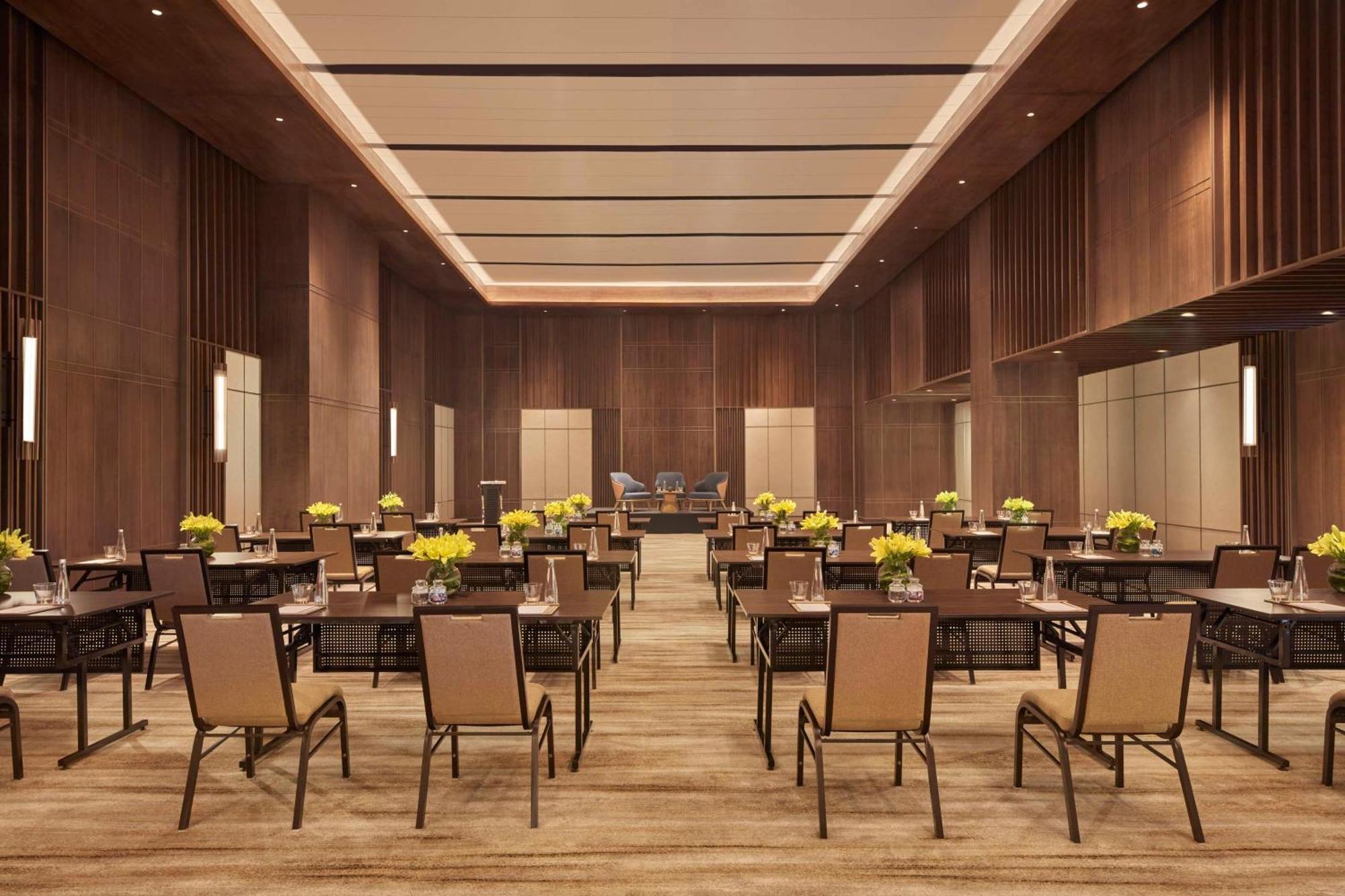 Hilton Gurugram Baani City Centre 구르가온 외부 사진